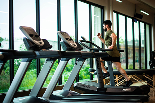 man on treadmill staying motivated